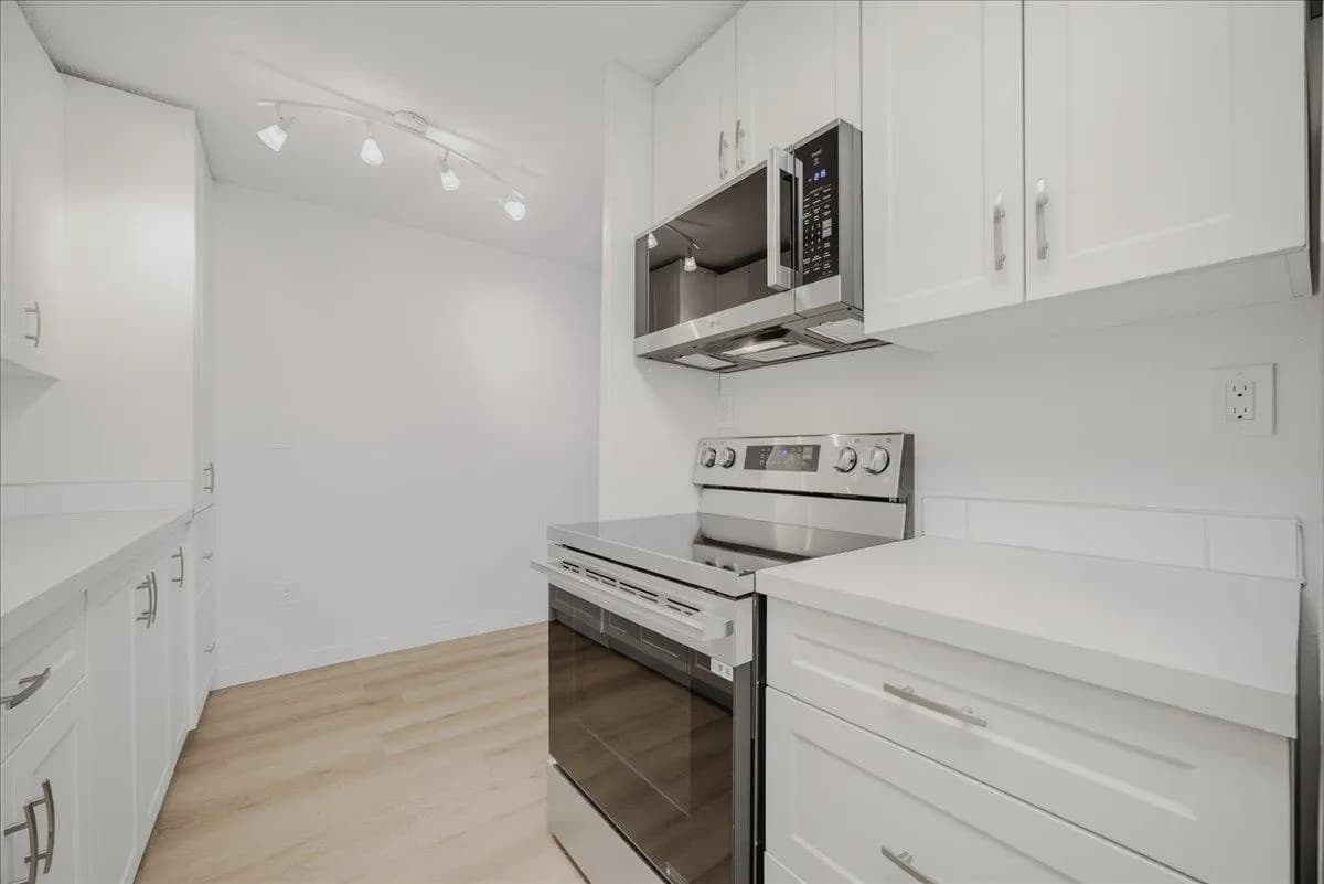 #107 15020 NORTH BLUFF ROAD, White Rock, BC photo 5