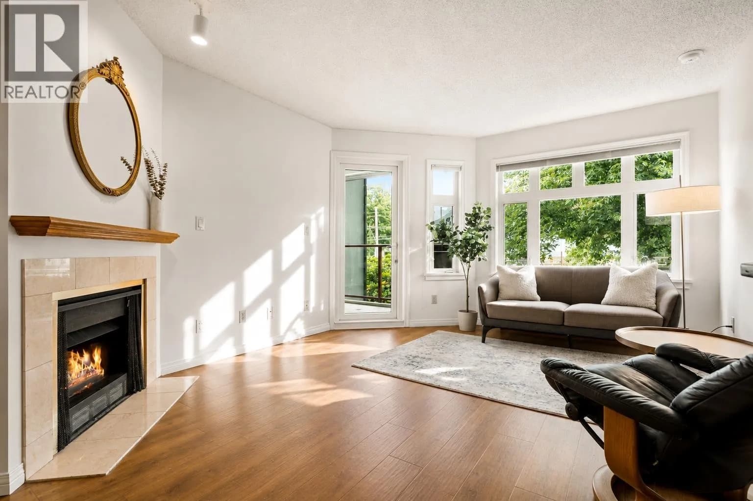 #307 2800 CHESTERFIELD AVENUE, North Vancouver, BC photo 2