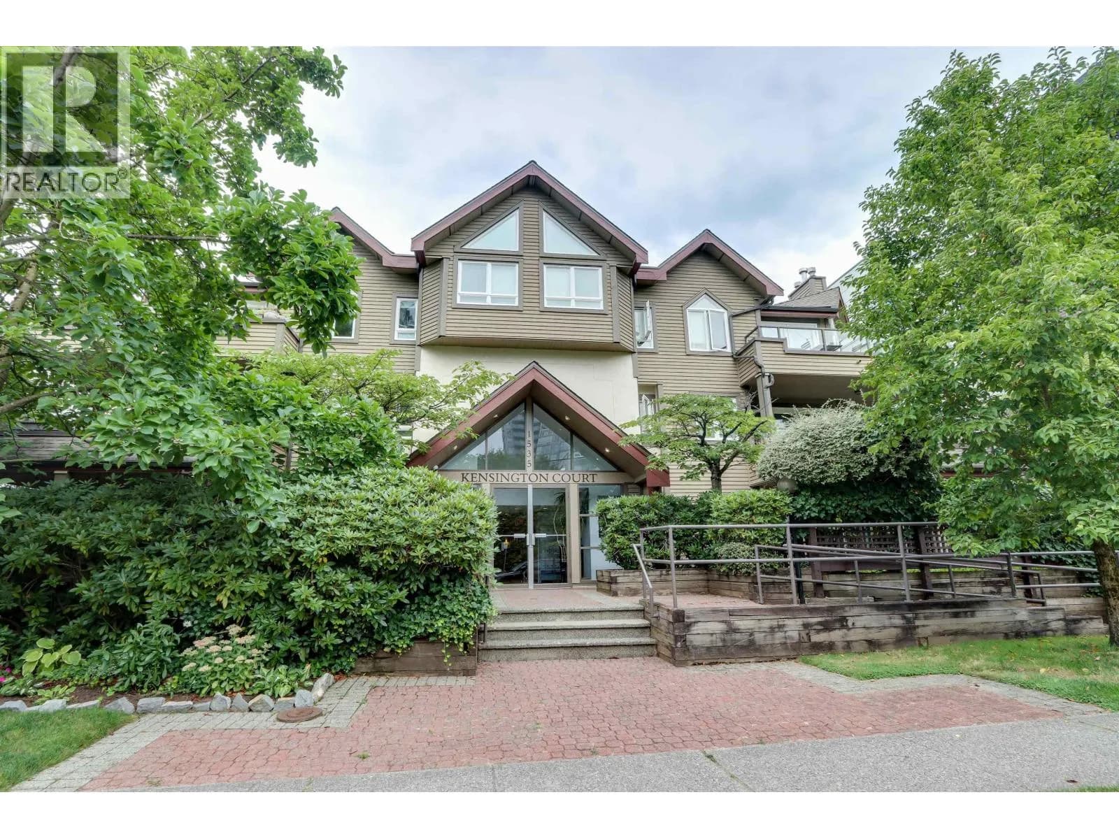 #205 1535 CHESTERFIELD AVENUE, North Vancouver, BC photo 2
