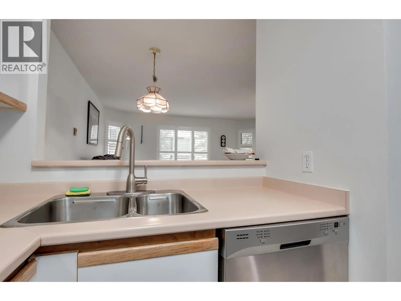 #205 1535 CHESTERFIELD AVENUE, North Vancouver, BC photo 5