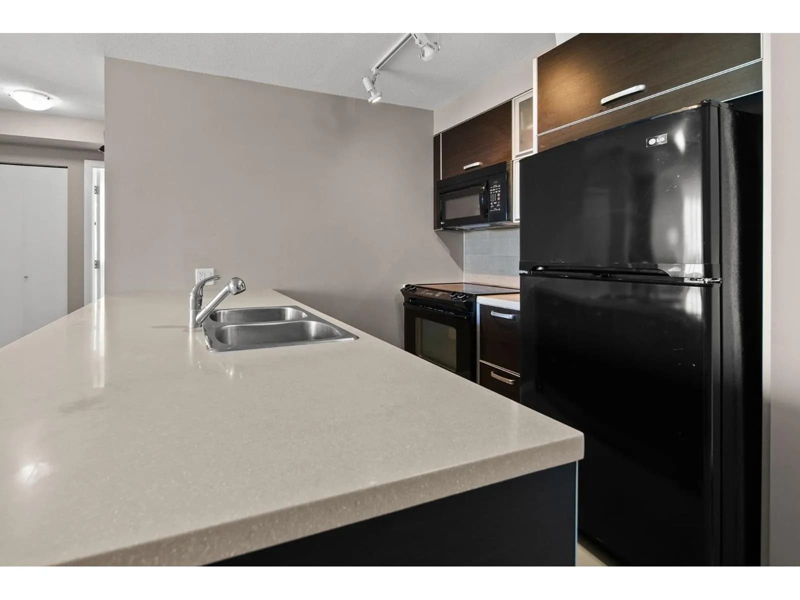 #909 9981 WHALLEY BOULEVARD, Surrey, BC photo 5