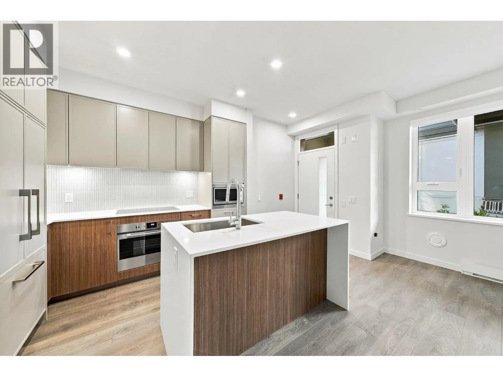 #102 956 LYTTON STREET, North Vancouver, BC photo 3