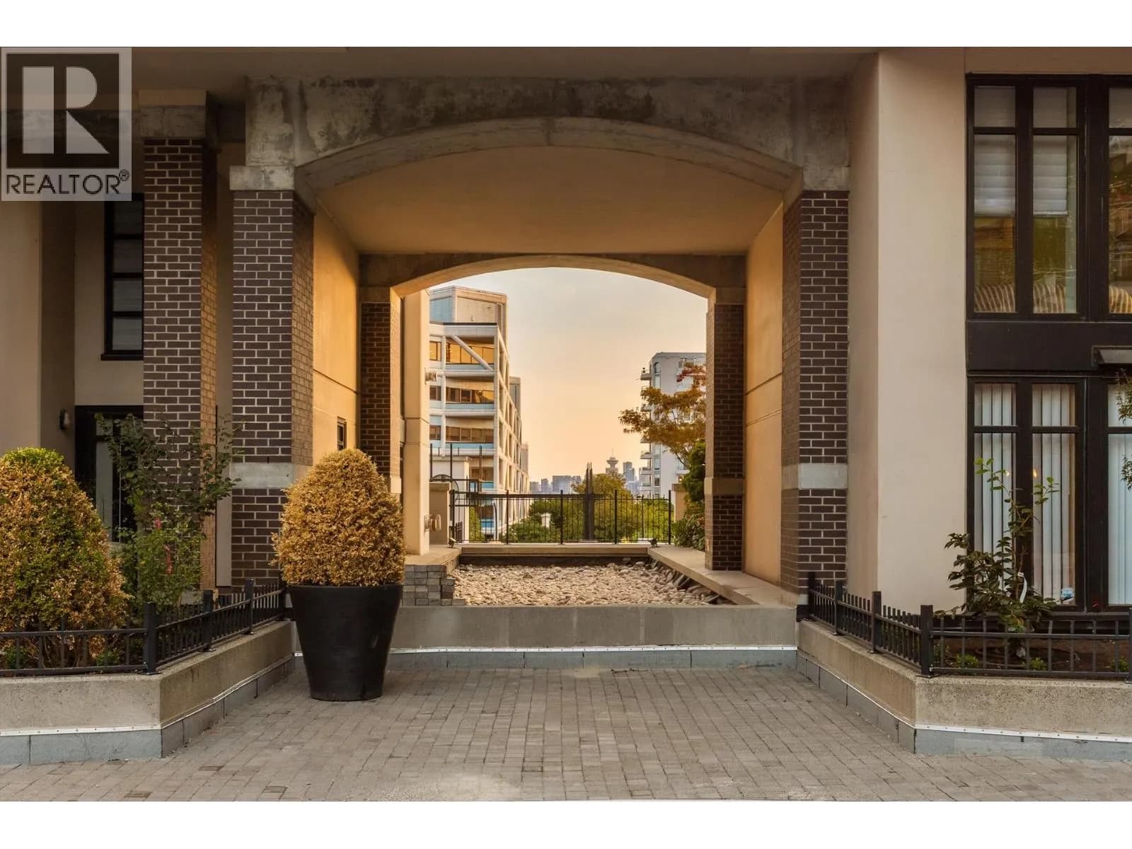 #1505 155 W 1ST STREET, North Vancouver, BC photo 4