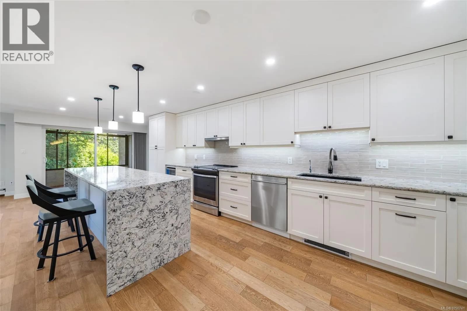 #207 2930 Cook St, Victoria, BC photo 2