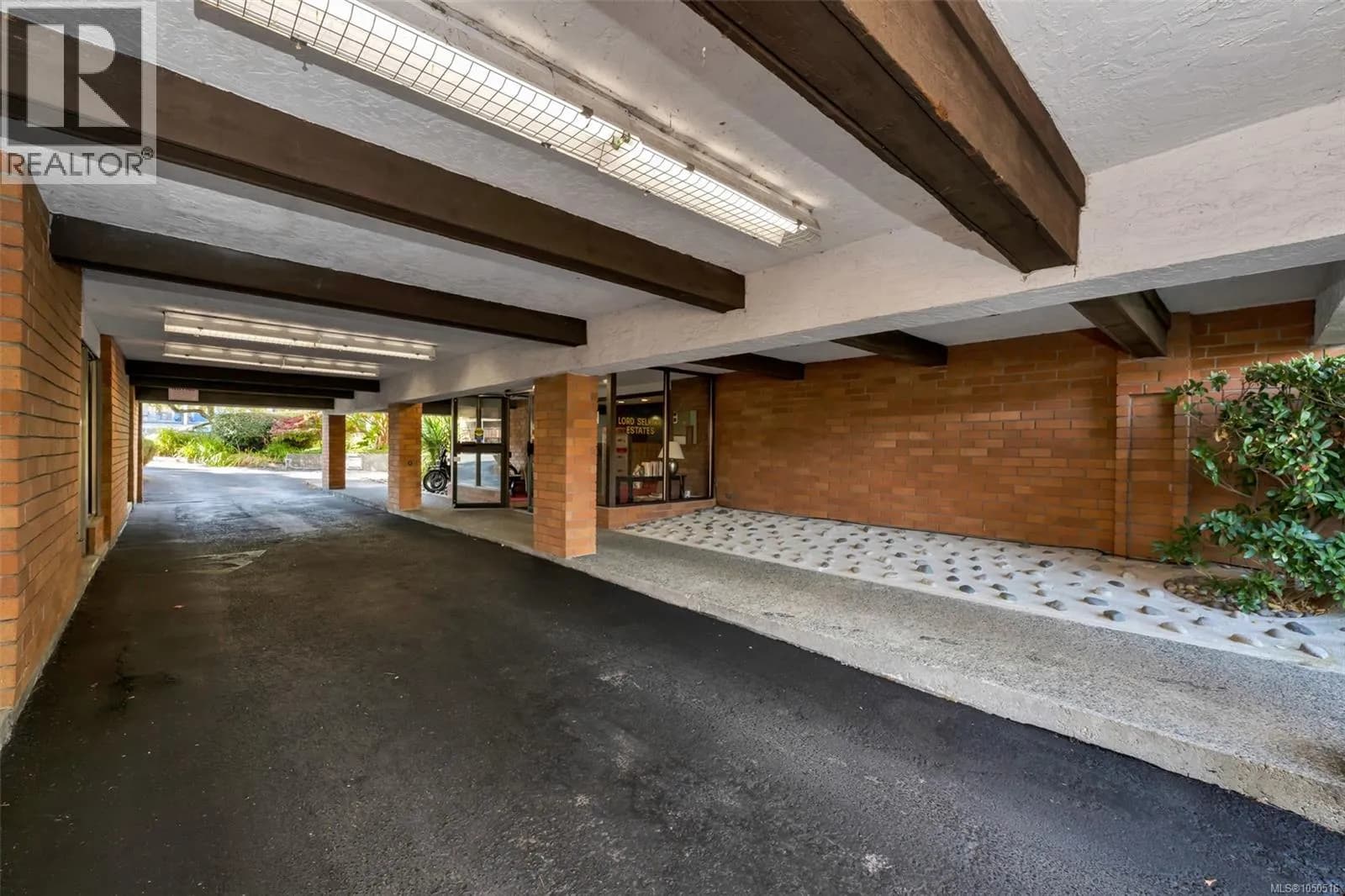 #310 853 Selkirk Ave, Esquimalt, BC photo 3