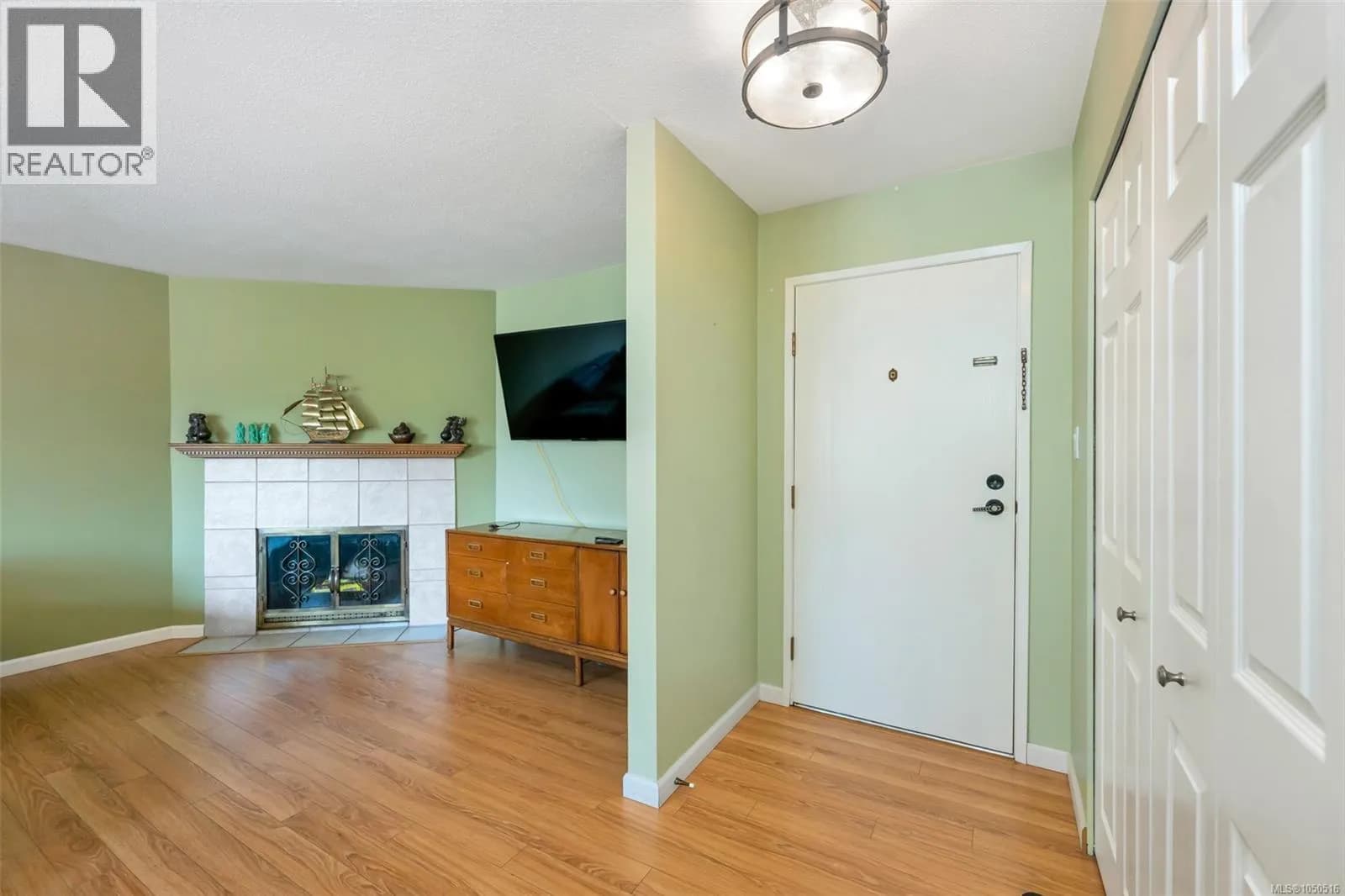 #310 853 Selkirk Ave, Esquimalt, BC photo 5