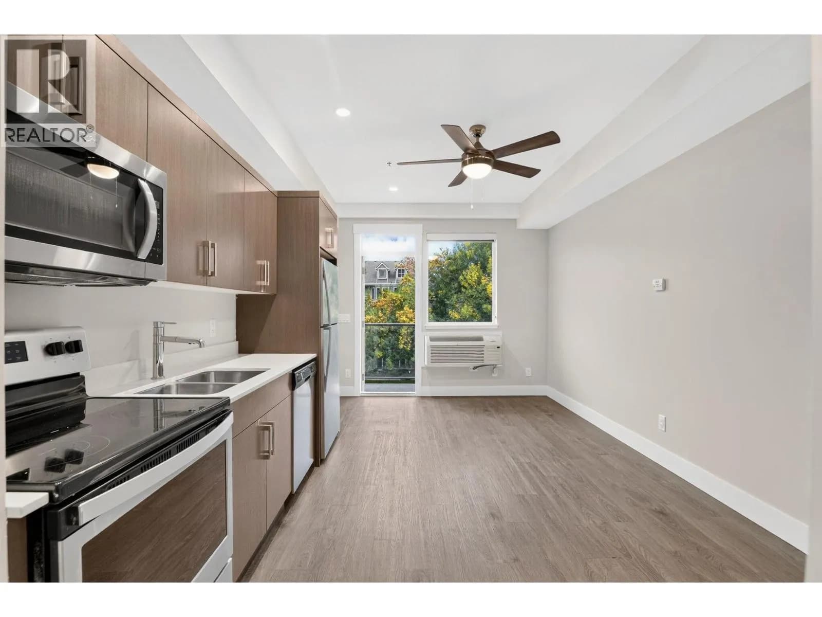 #347 925 Leon Avenue, Kelowna, BC photo 5