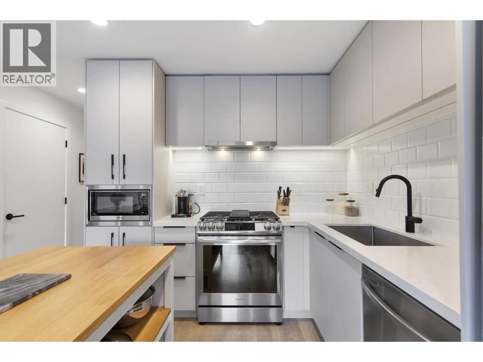 #301 3018 ST GEORGE STREET, Port Moody, BC photo 3