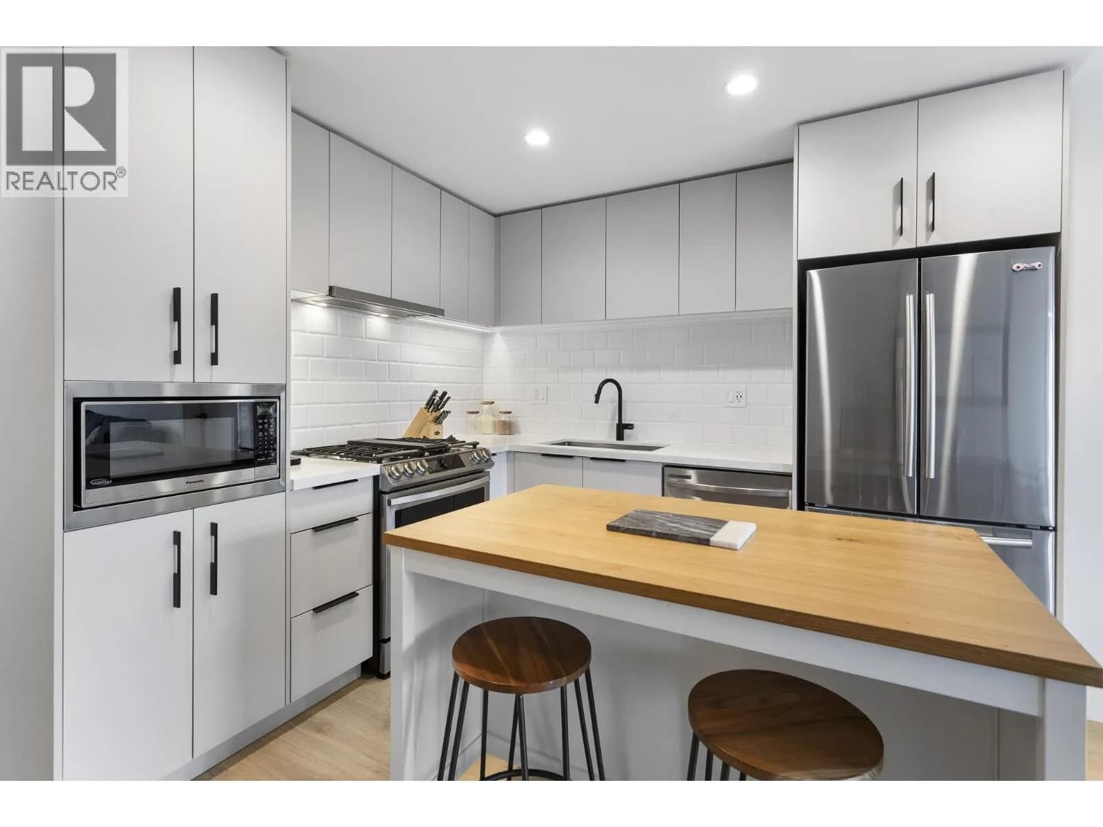 #301 3018 ST GEORGE STREET, Port Moody, BC photo 5