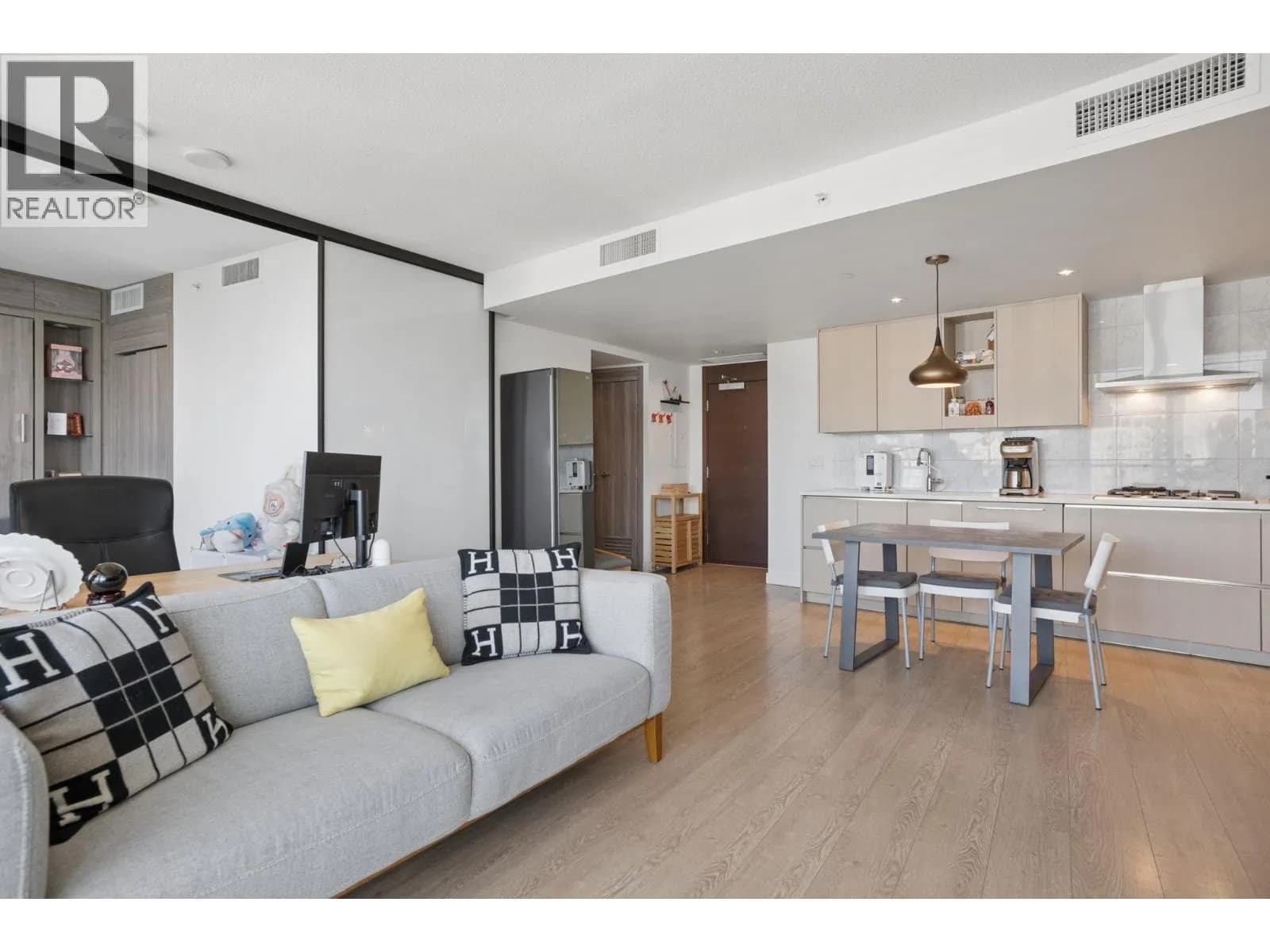 #2401 89 NELSON STREET, Vancouver, BC photo 5