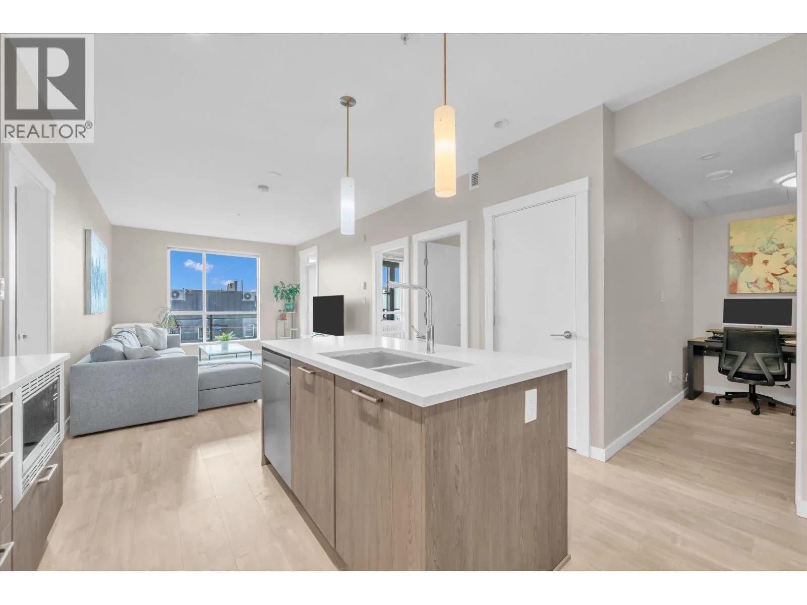 #303 625 E 3RD STREET, North Vancouver, BC photo 3