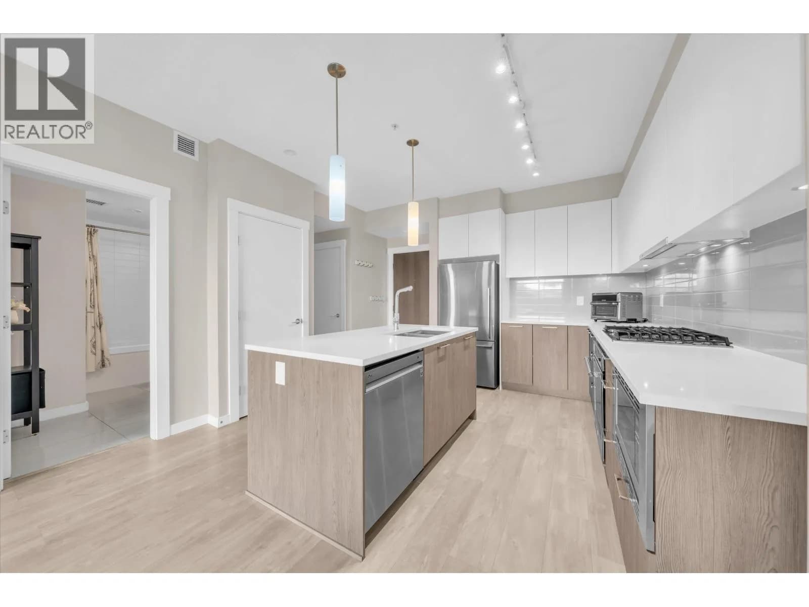 #303 625 E 3RD STREET, North Vancouver, BC photo 4