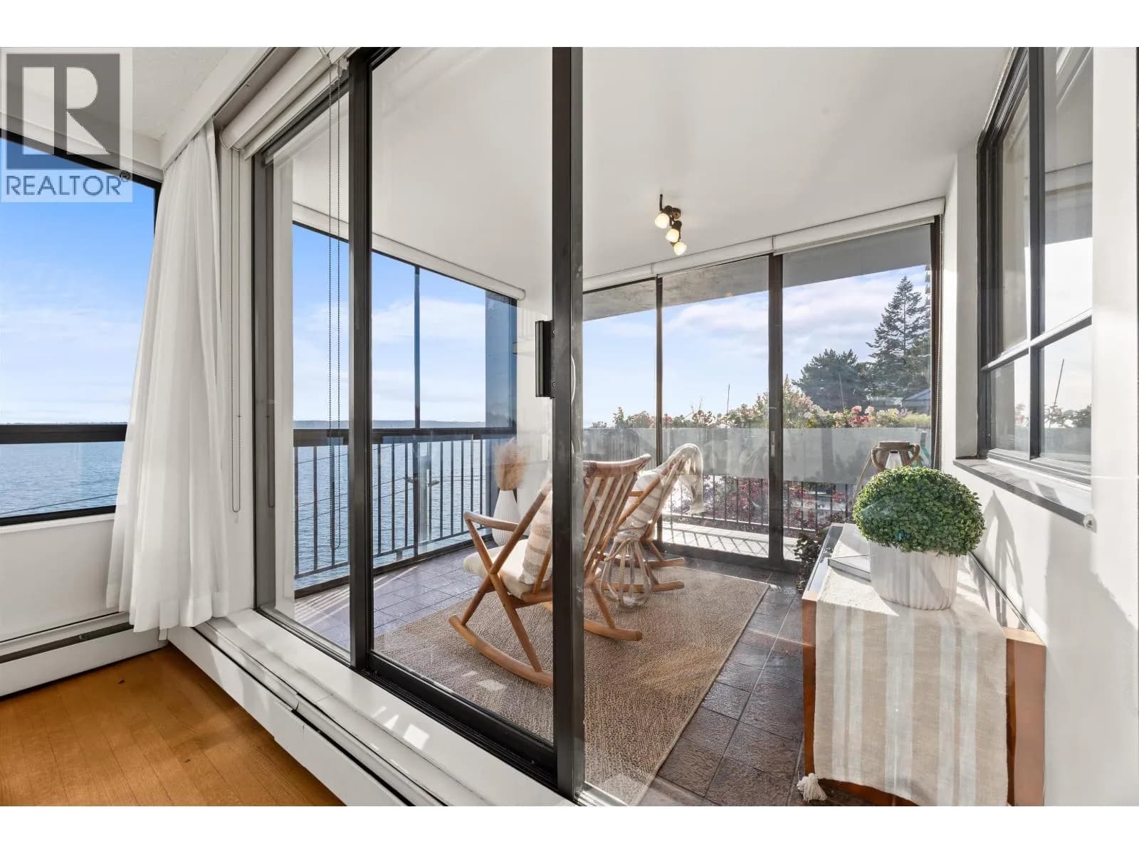 #401 1930 BELLEVUE AVENUE, West Vancouver, BC photo 3