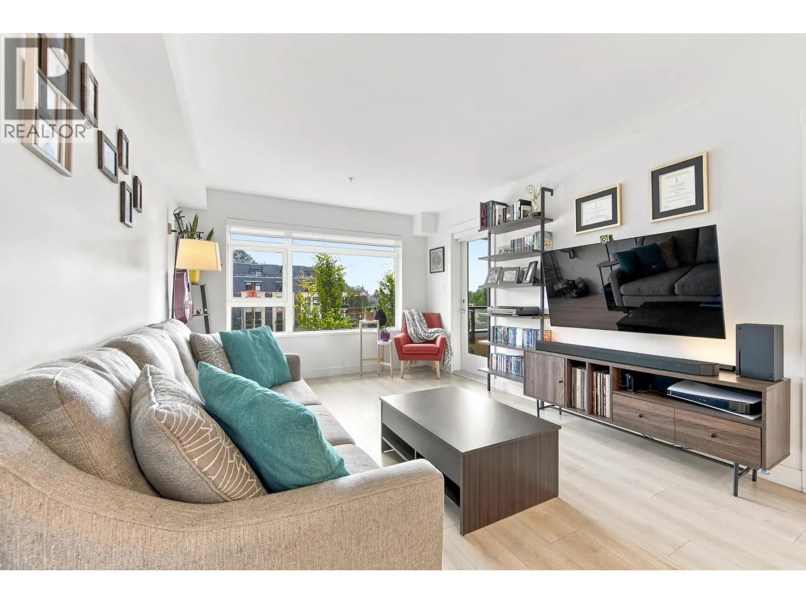 #305 1519 CROWN STREET, North Vancouver, BC photo 3