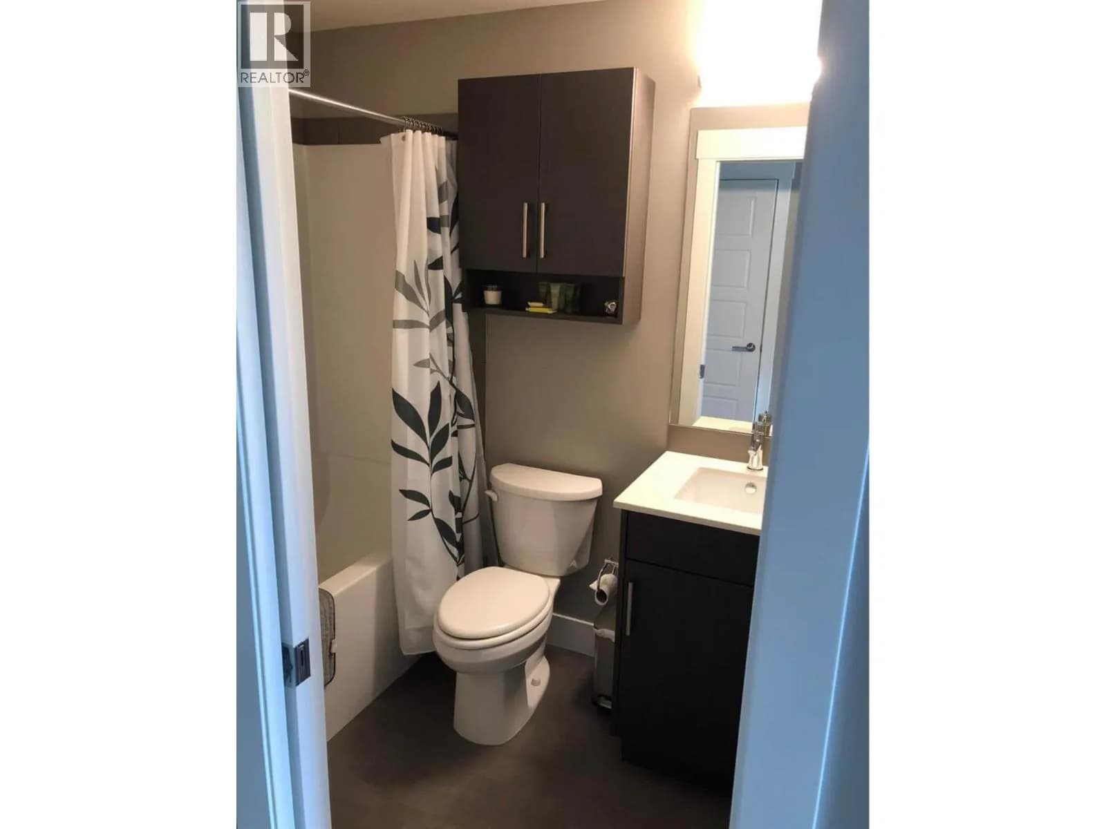 #408 925 Leon Avenue, Kelowna, BC photo 3