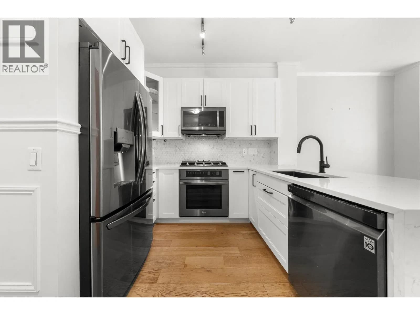 #417 119 W 22ND STREET, North Vancouver, BC photo 2