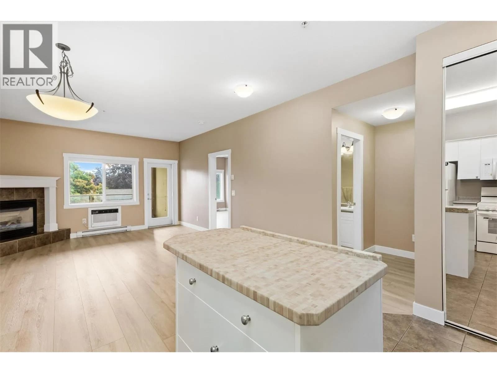 #302 1125 Bernard Avenue, Kelowna, BC photo 5