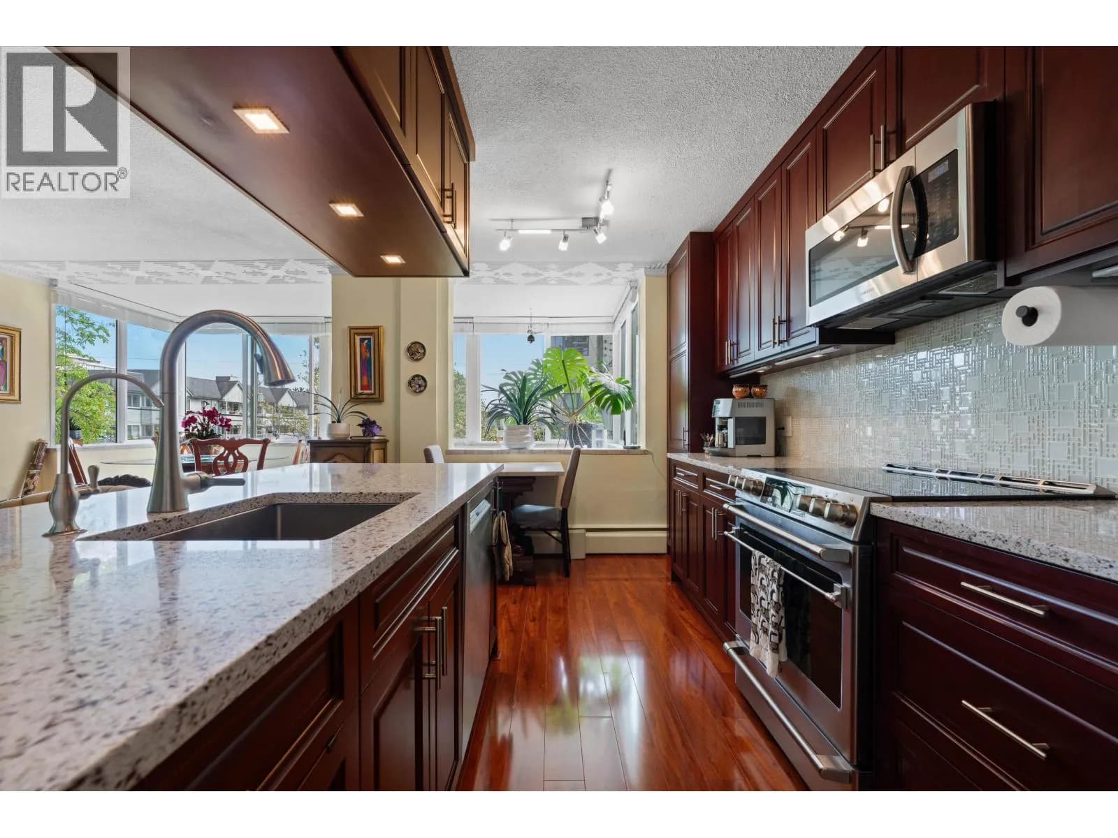 #212 1425 ESQUIMALT AVENUE, West Vancouver, BC photo 5