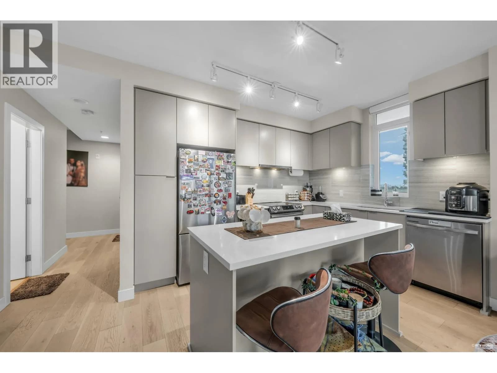 #702 8725 UNIVERSITY CRESCENT, Burnaby, BC photo 2