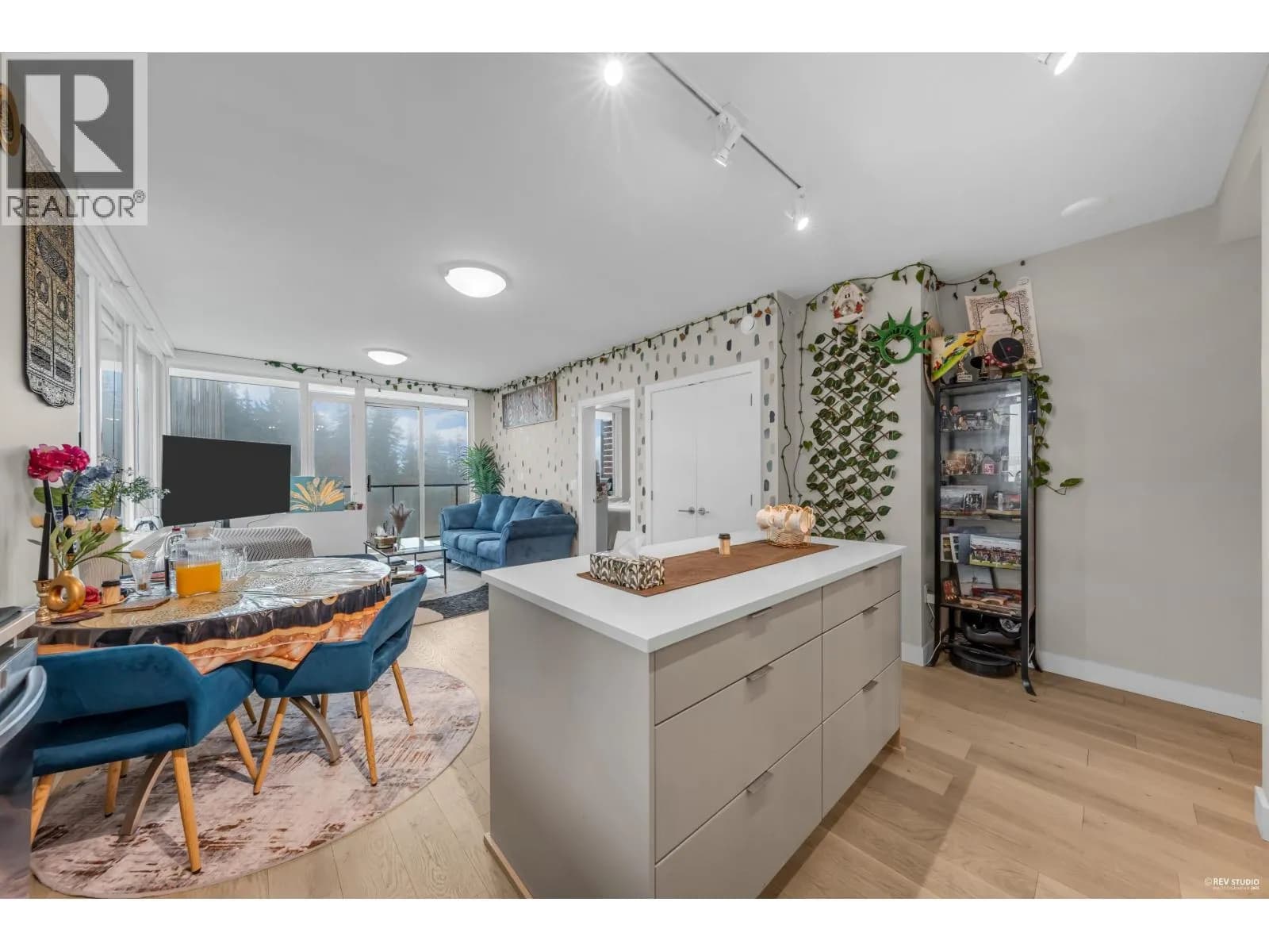 #702 8725 UNIVERSITY CRESCENT, Burnaby, BC photo 3