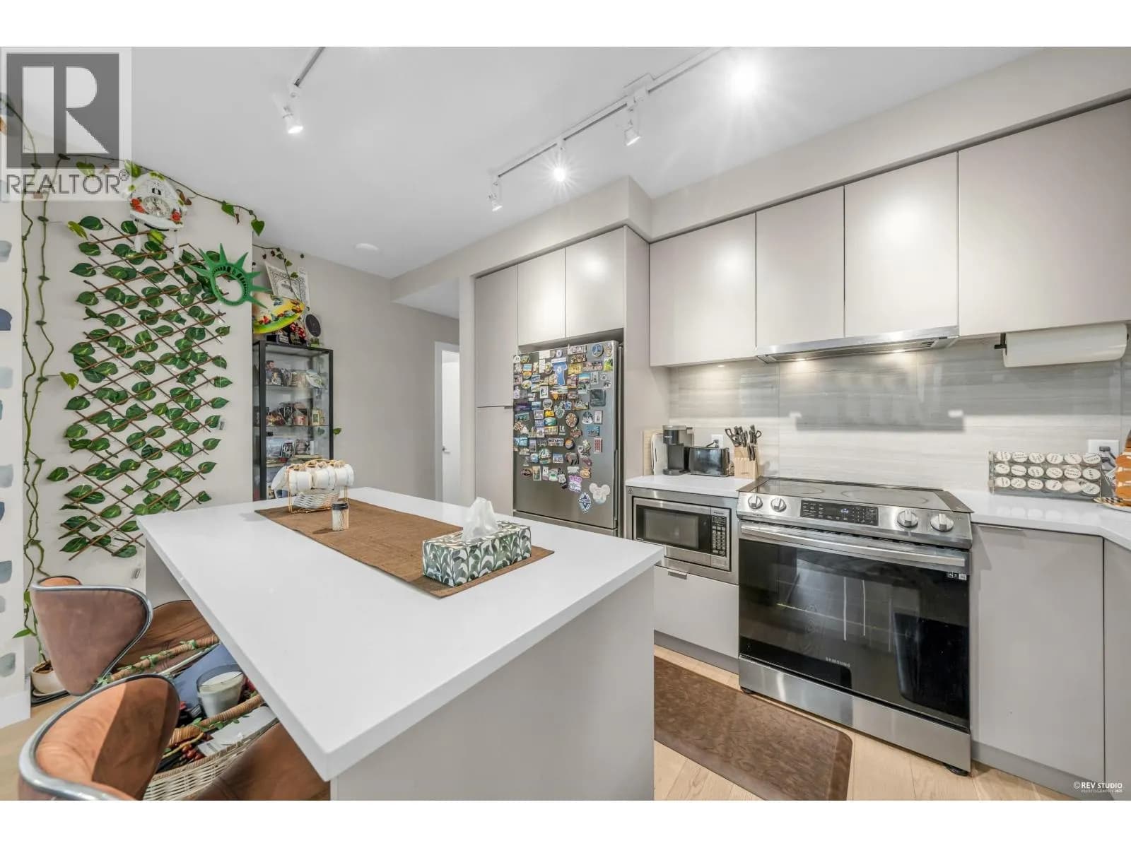 #702 8725 UNIVERSITY CRESCENT, Burnaby, BC photo 4