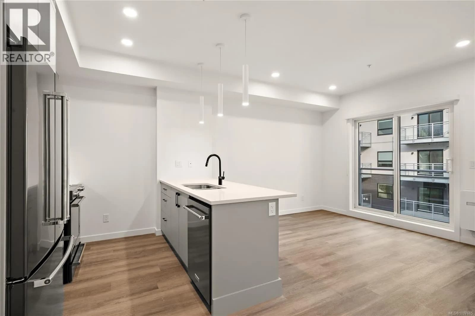 #412 1102 Esquimalt Rd, Esquimalt, BC photo 3