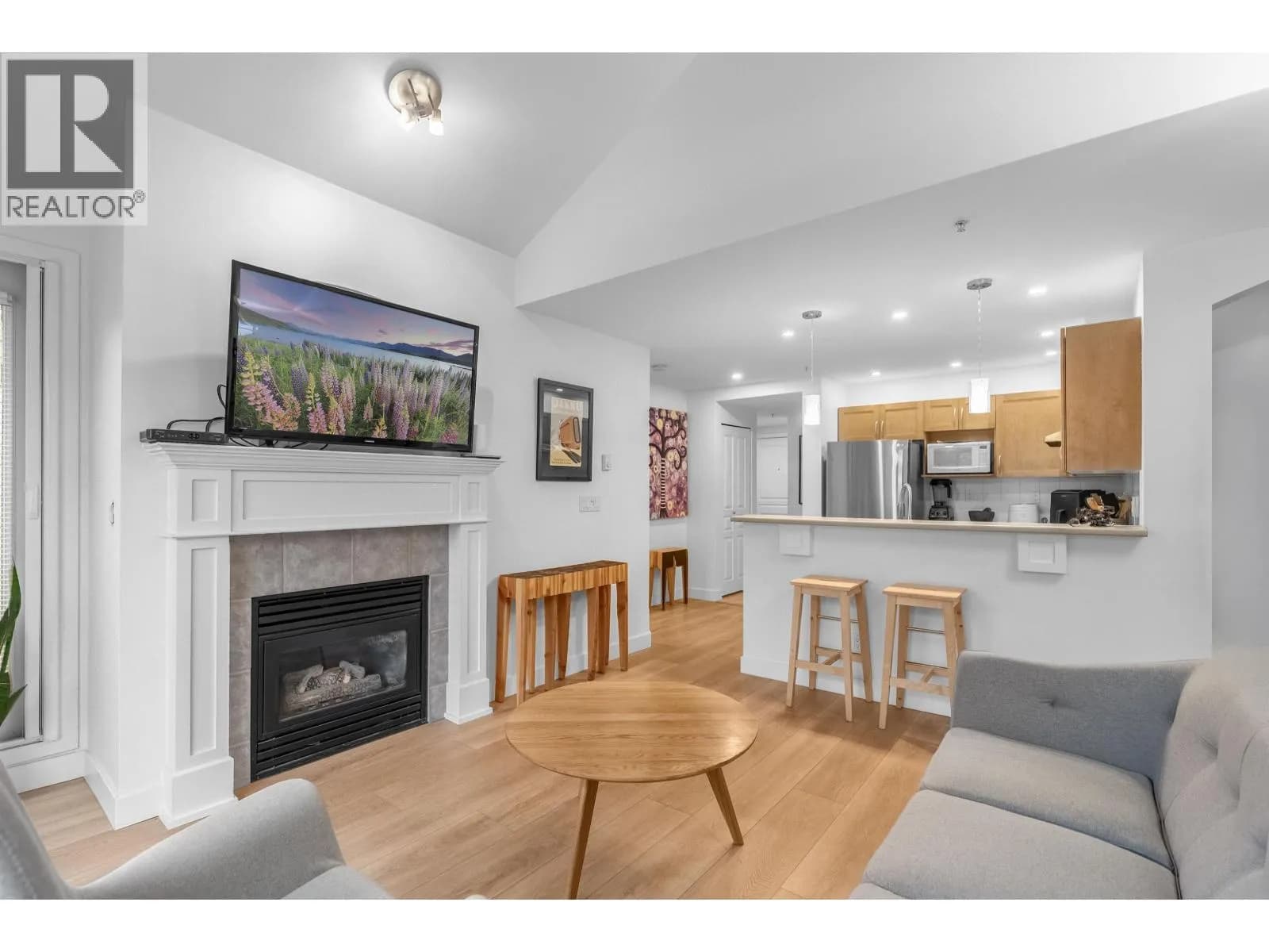 #302 333 E 1ST STREET, North Vancouver, BC photo 4