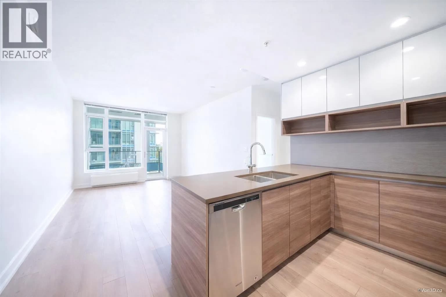 #401 8850 UNIVERSITY CRESCENT, Burnaby, BC photo 3