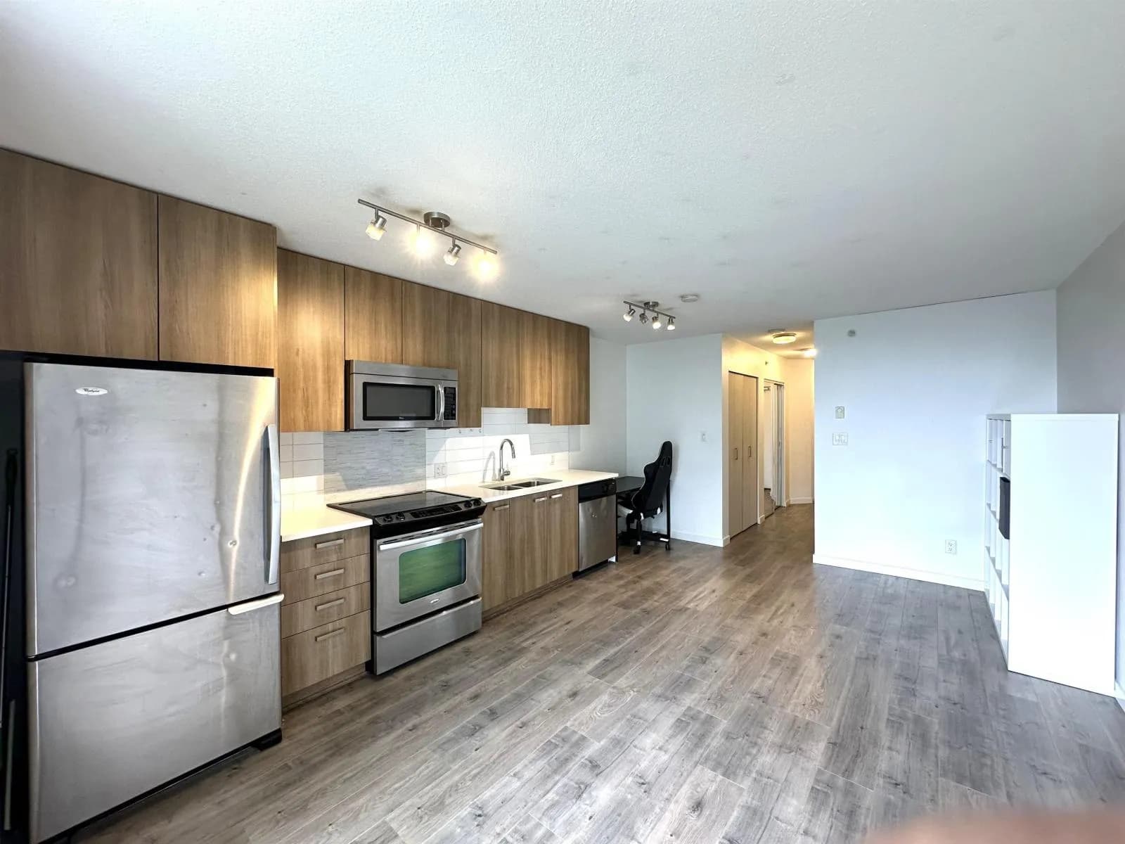 #605 13325 102A AVENUE, Surrey, BC photo 4