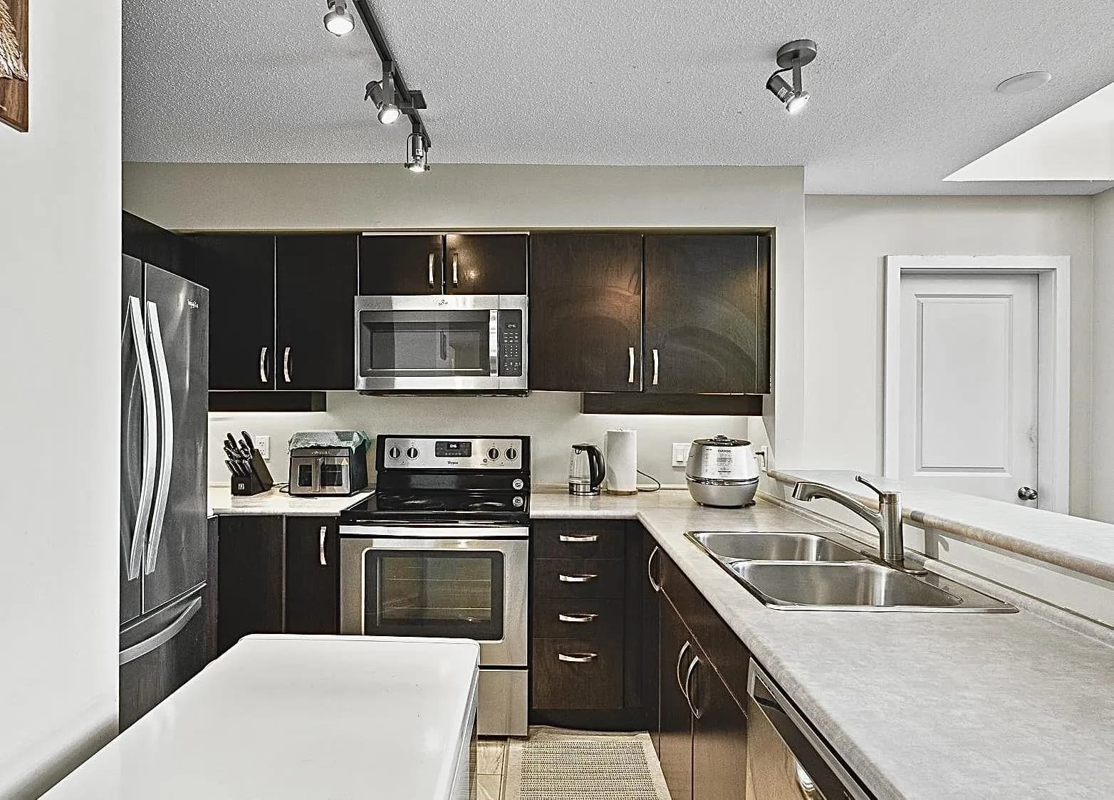 #452 10838 CITY PARKWAY, Surrey, BC photo 3