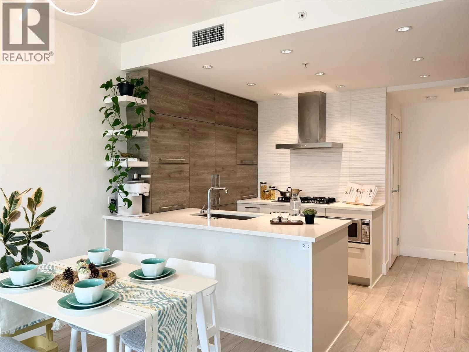 #911 7388 KINGSWAY, Burnaby, BC photo 3