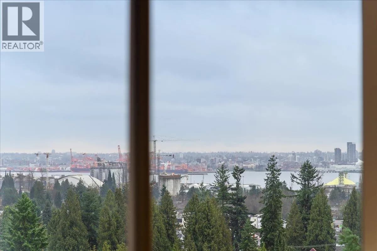2004 FULLERTON AVENUE, North Vancouver