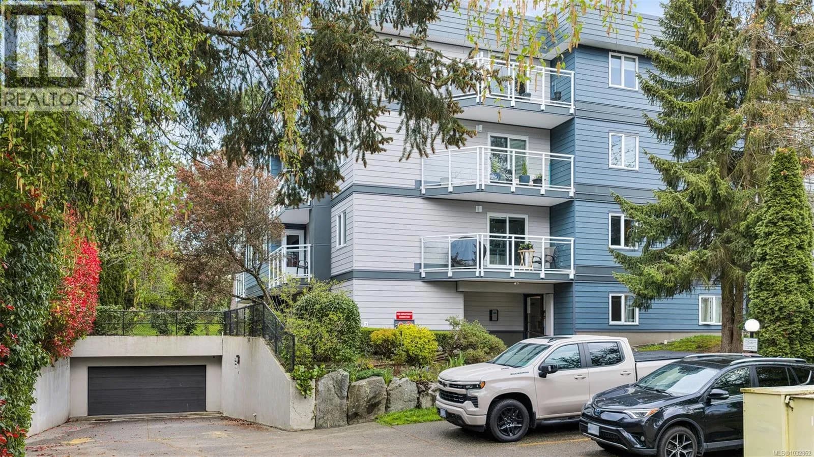 949 Cloverdale Ave, Saanich