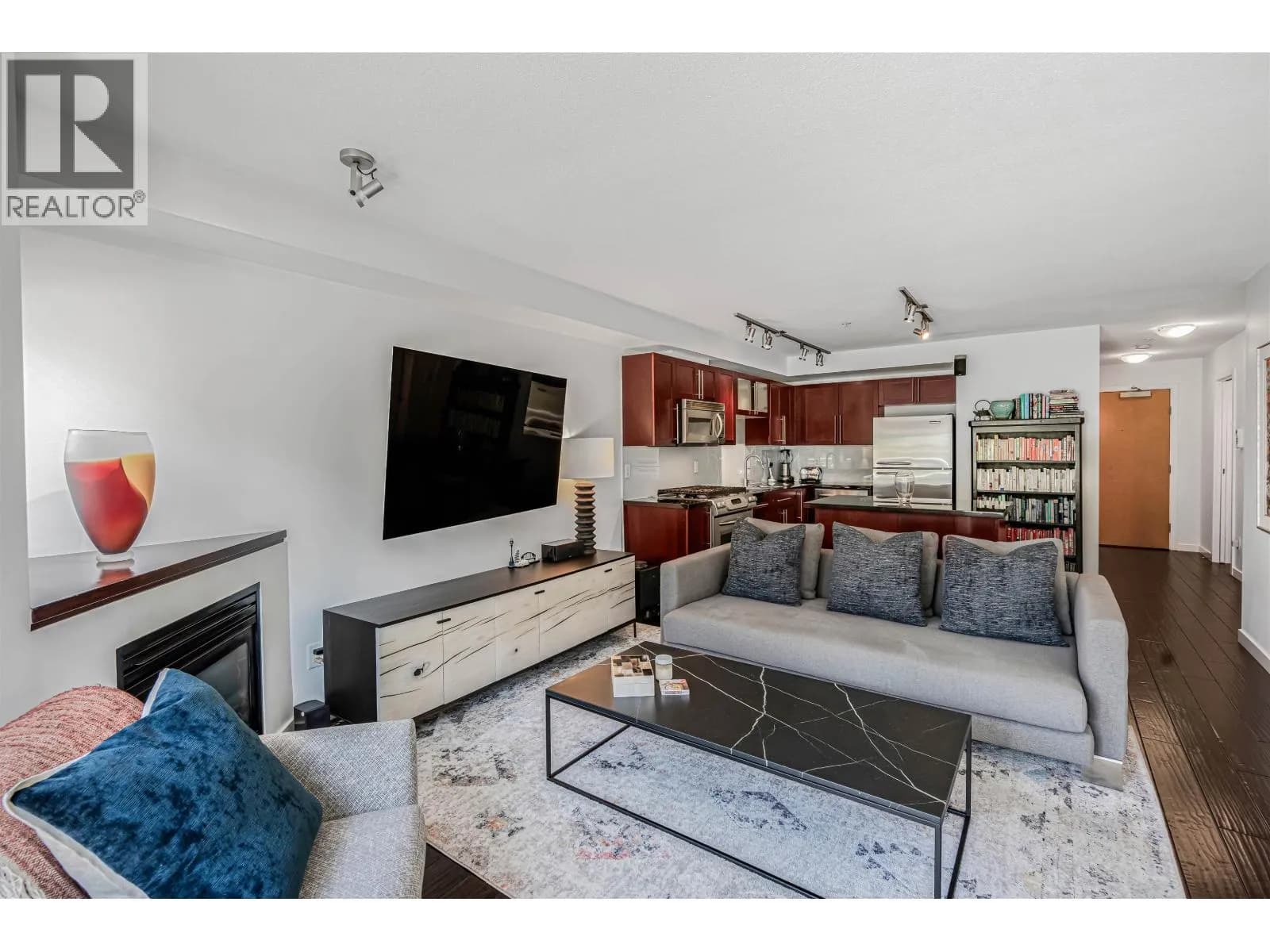 #207 122 E 3RD STREET, North Vancouver, BC photo 3