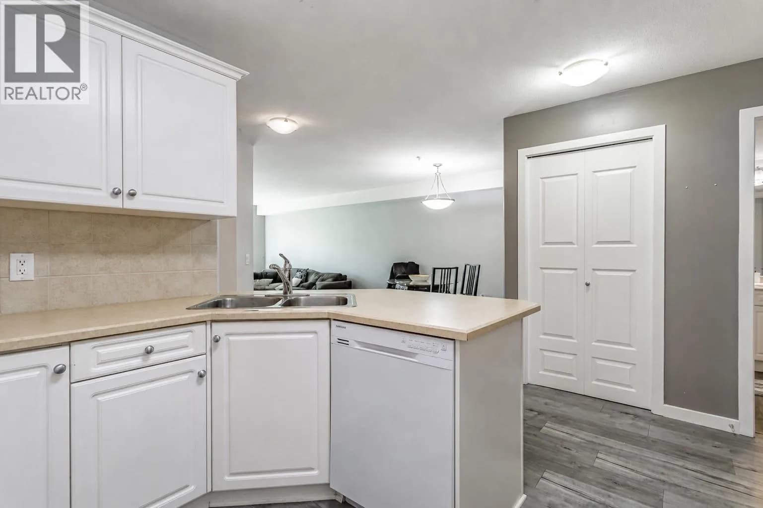 #114 260 Franklyn Road, Kelowna, BC photo 4