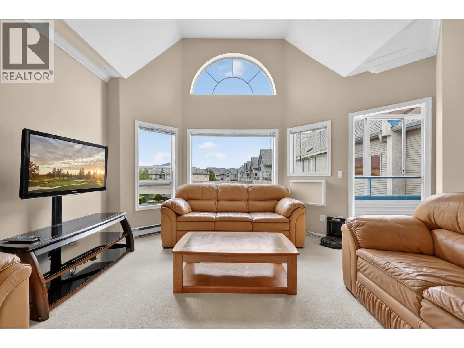 #303 877 KLO Road, Kelowna, BC photo 2