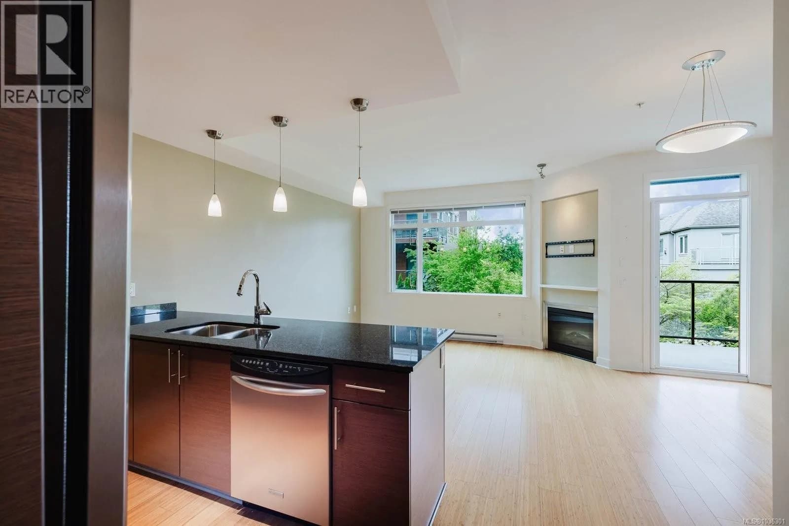 #203 3614 Richmond Rd, Saanich, BC photo 4