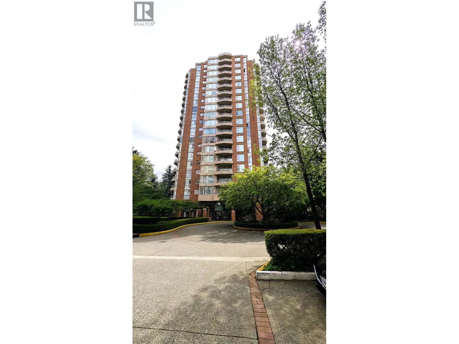 #201 4689 HAZEL STREET, Burnaby, BC photo 2