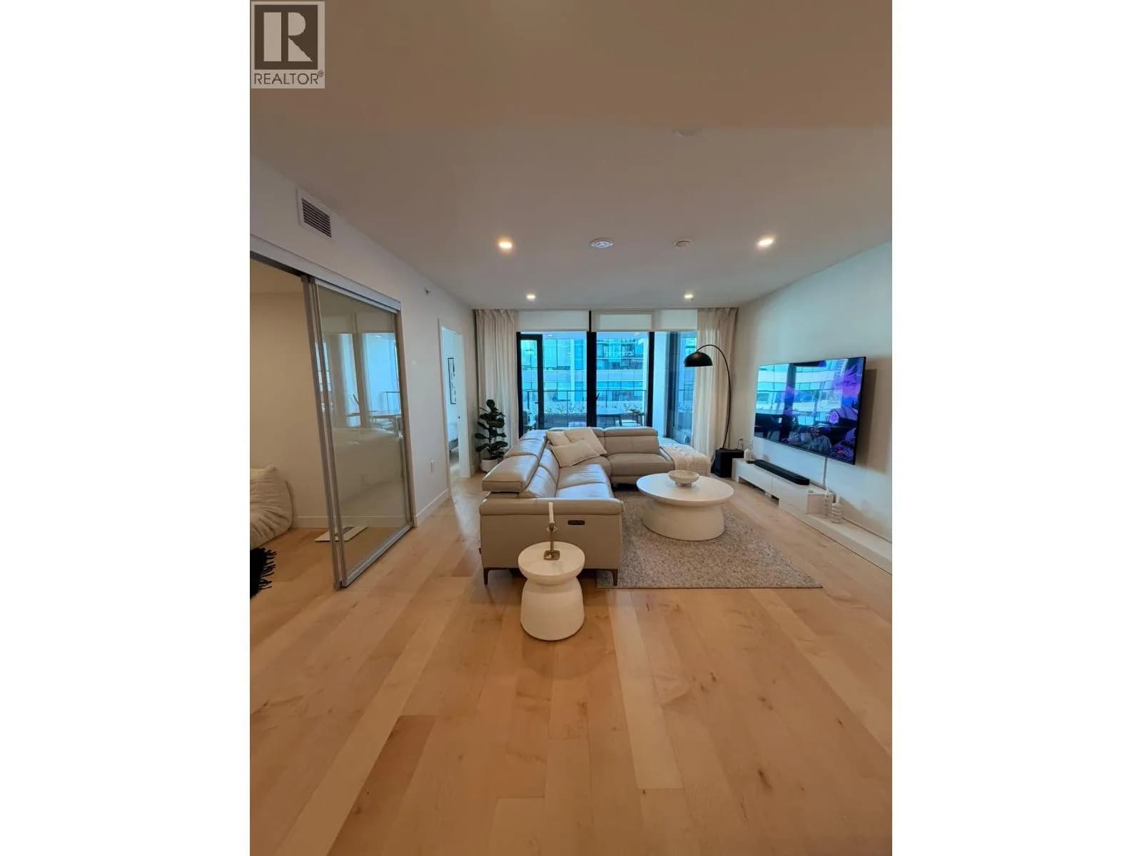 #515 135 E 13TH STREET, North Vancouver, BC photo 2
