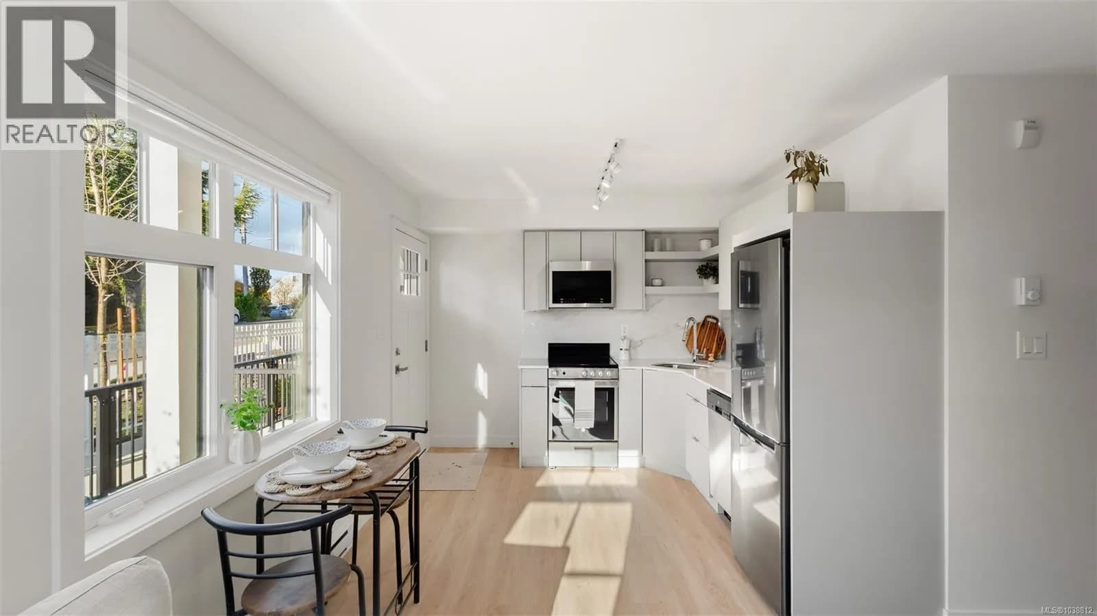 #2304 4201 Tyndall Ave, Saanich, BC photo 2