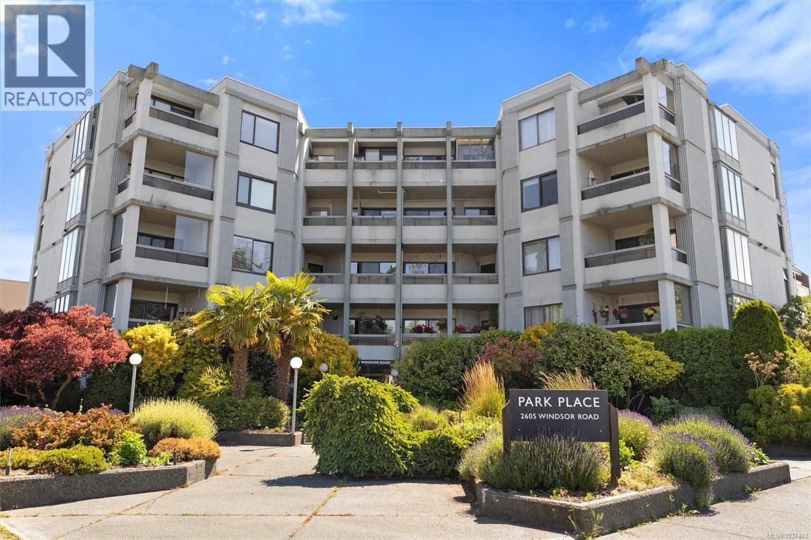 #402 2605 Windsor Rd, Oak Bay, BC photo 2
