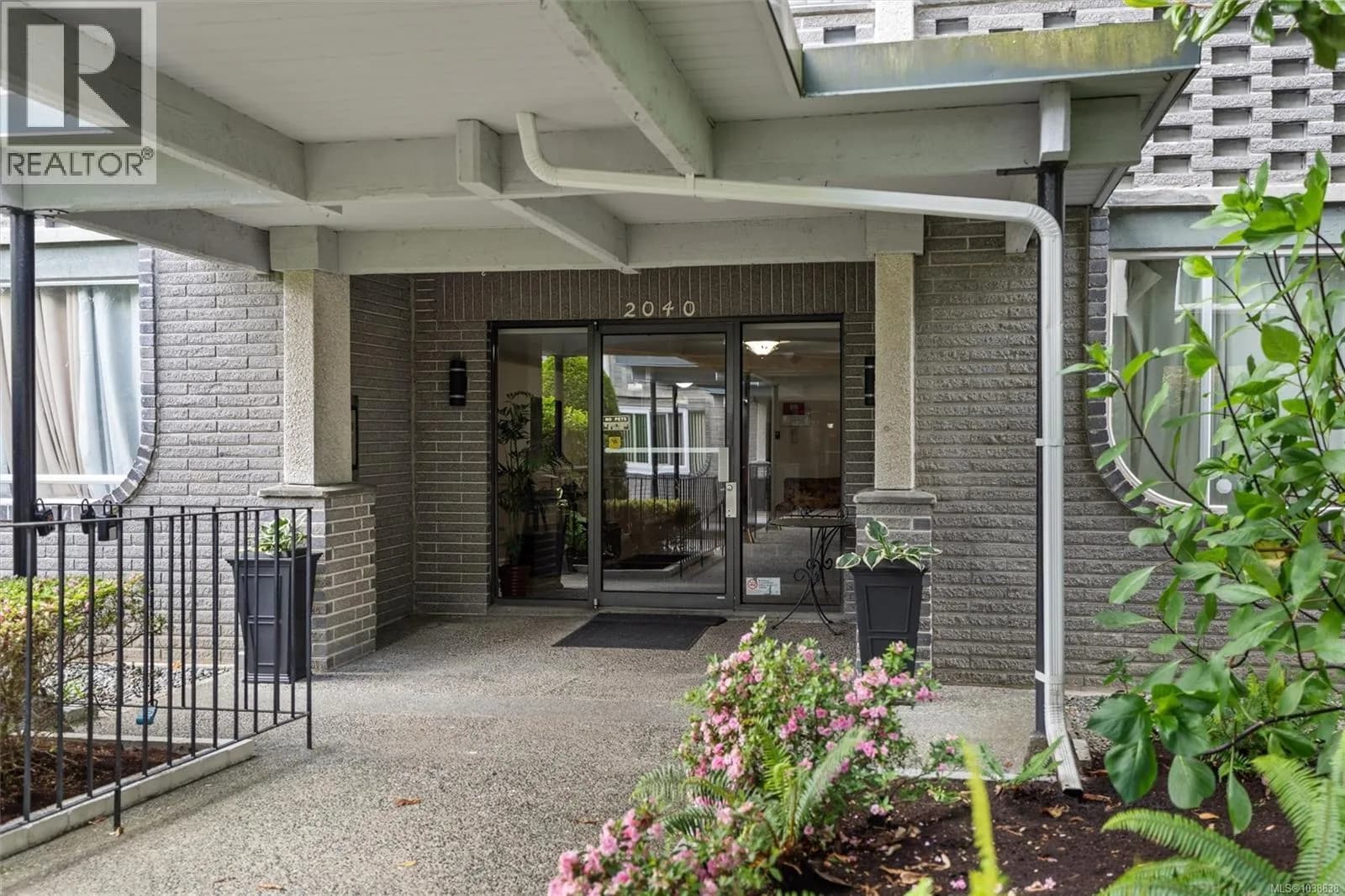 #205 2040 White Birch Rd, Sidney, BC photo 4