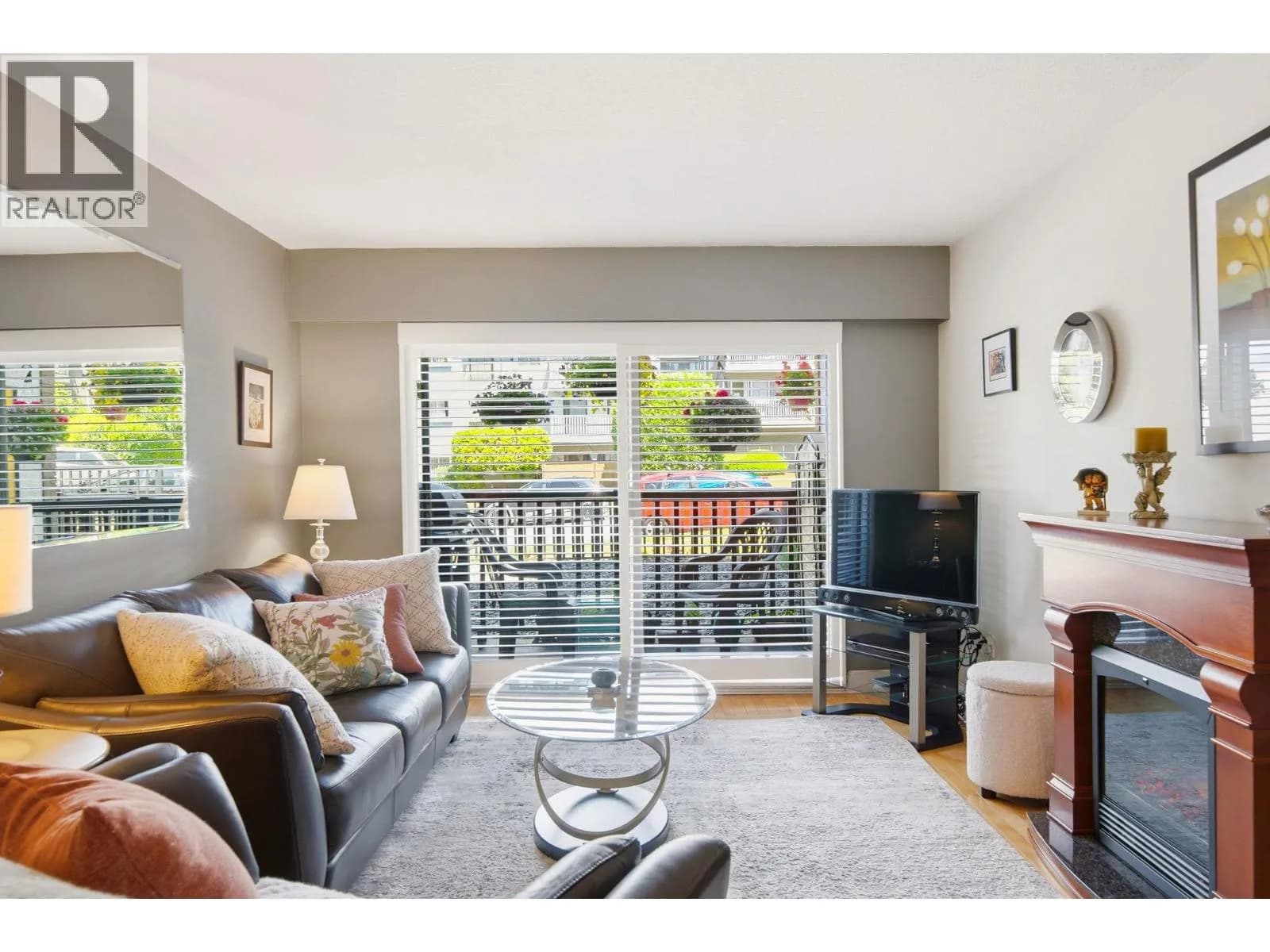 #101 123 E 19TH STREET, North Vancouver, BC photo 2