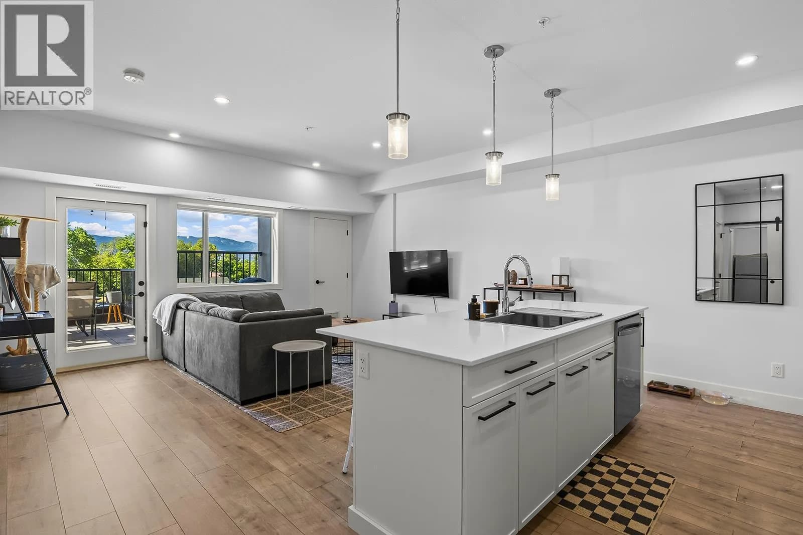 1220 Pacific Avenue, Kelowna