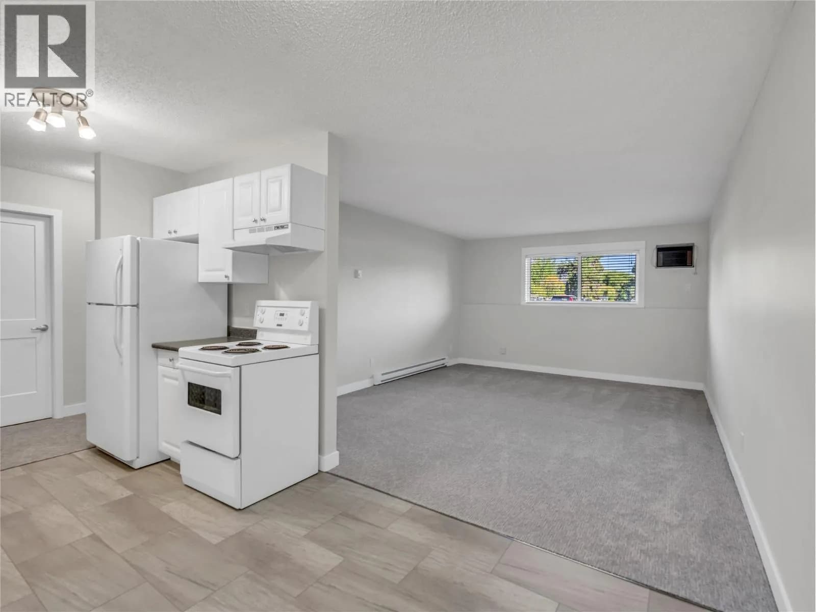 #105 110 SKAHA Place, Penticton, BC photo 4
