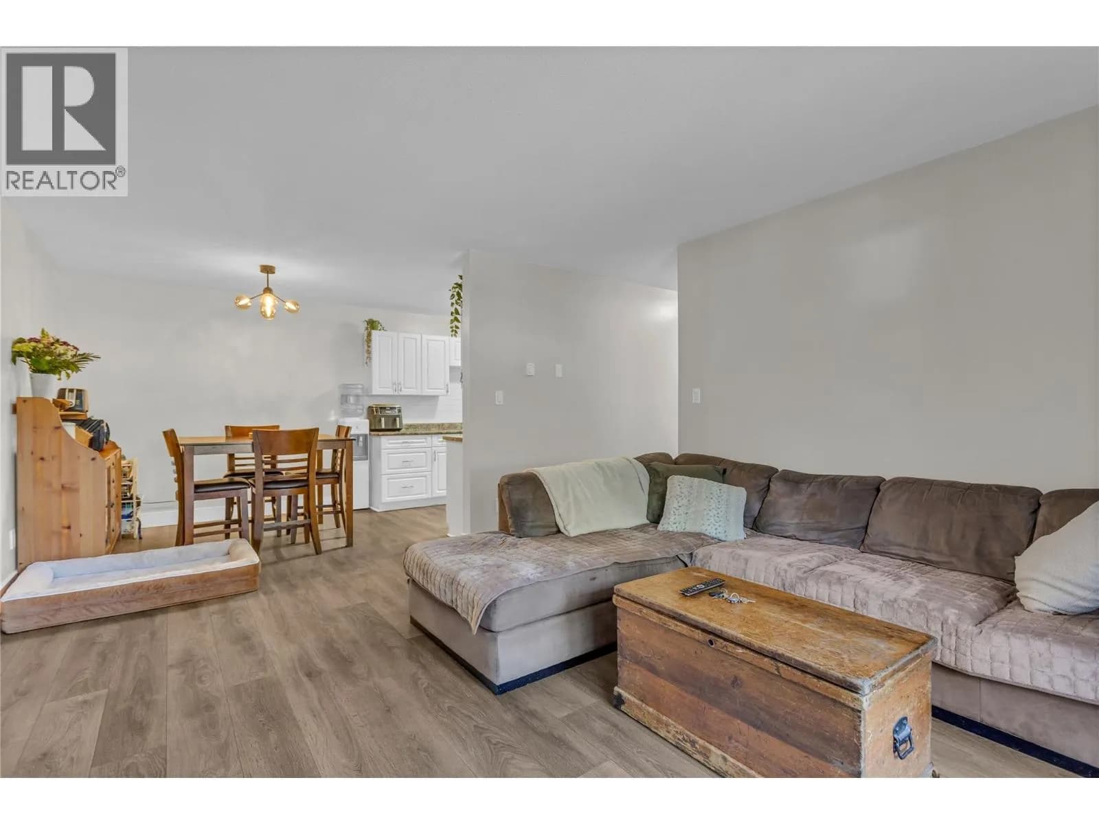 #186 3854 Gordon Drive, Kelowna, BC photo 2