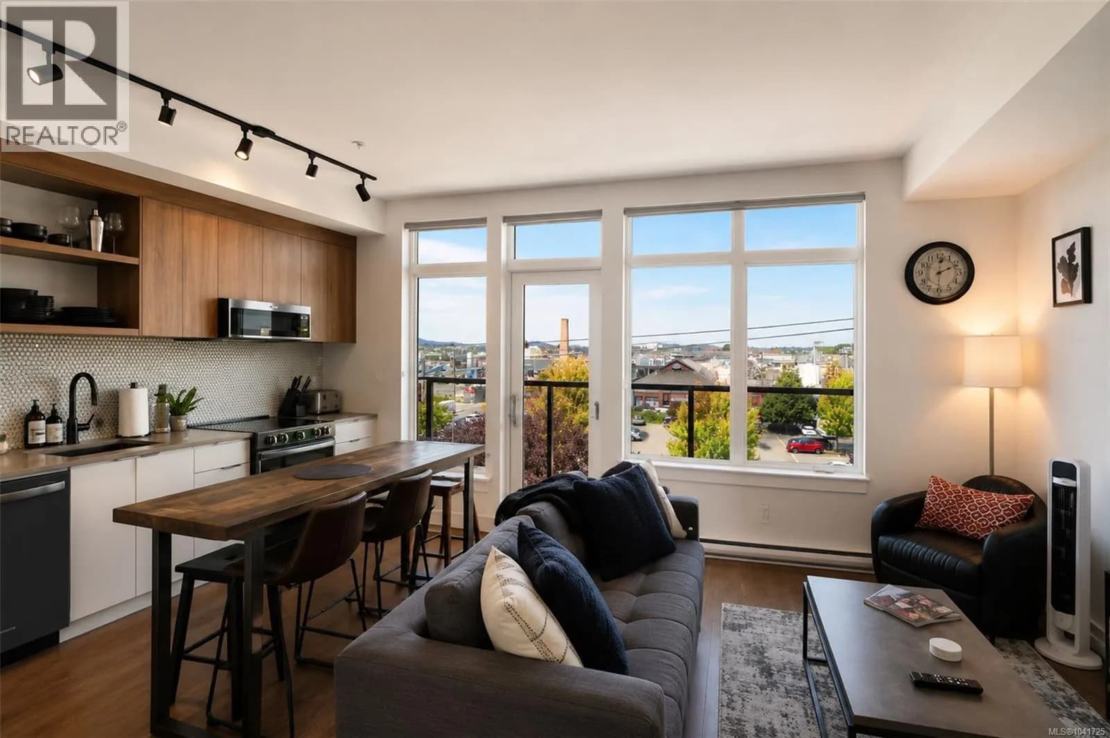 #415 515 Chatham St, Victoria, BC photo 2