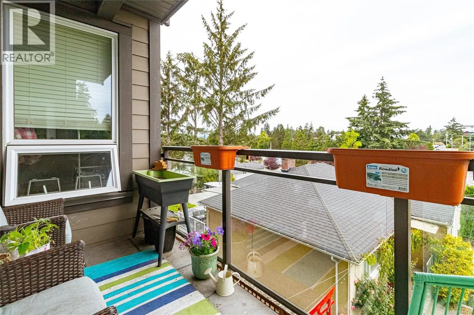 #203 1008 Tillicum Rd, Esquimalt, BC photo 2
