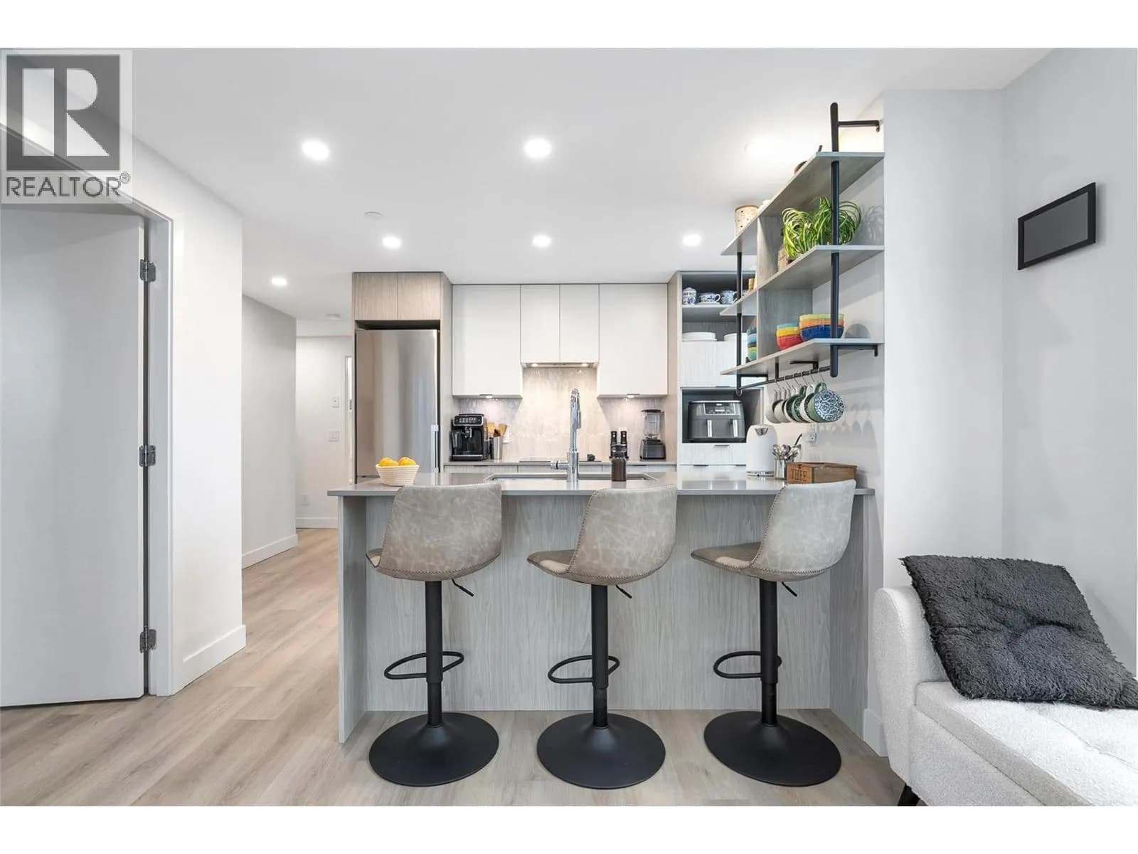 #905 1488 Bertram Street, Kelowna, BC photo 3