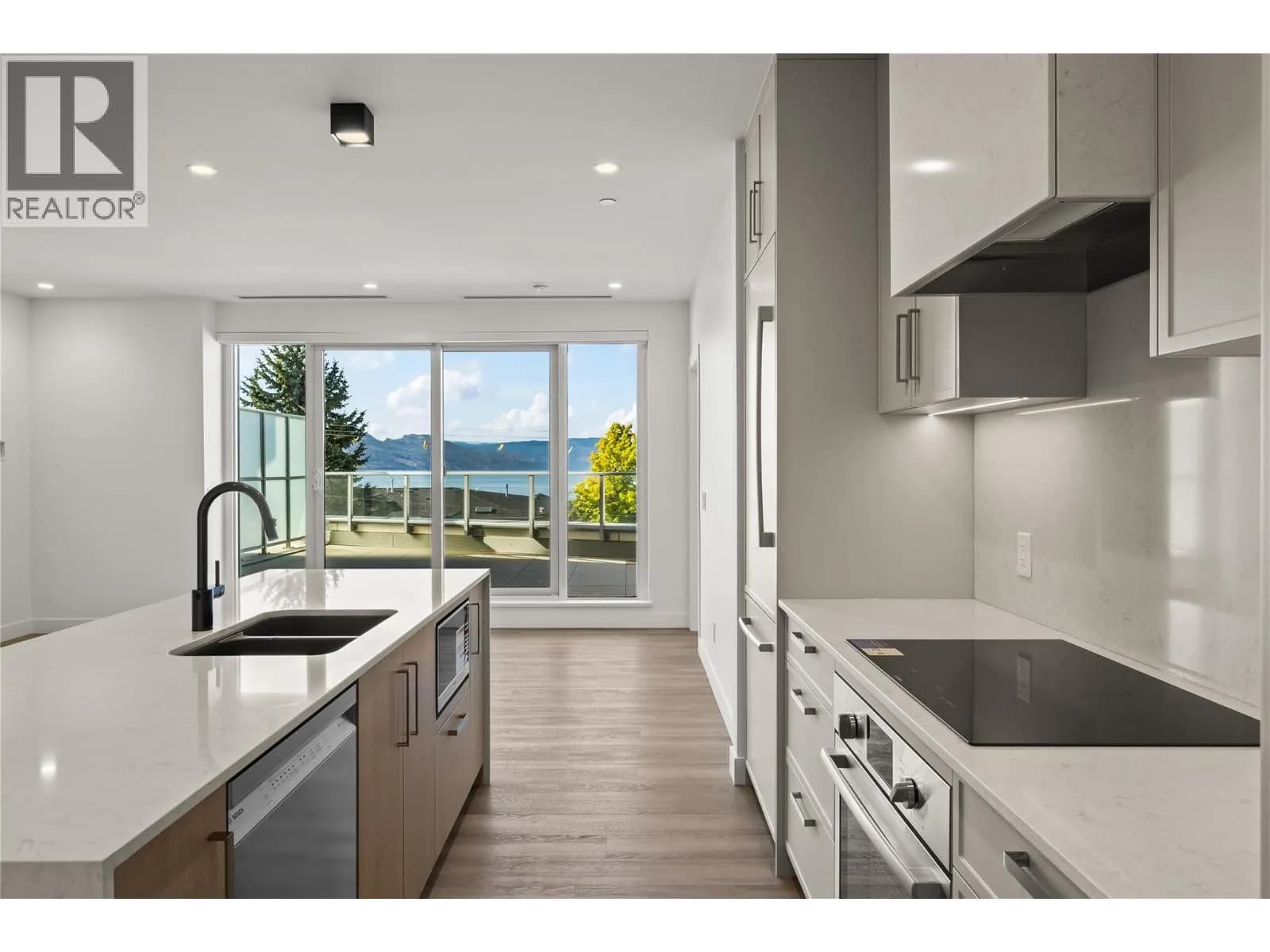 #306 3340 Lakeshore Drive, Kelowna, BC photo 3
